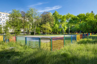  Polonya 'nın Krakow şehrinde Nowa Huta bölgesi. Şehir parkında renkli çitler, oyun alanı, dinlenme alanı
