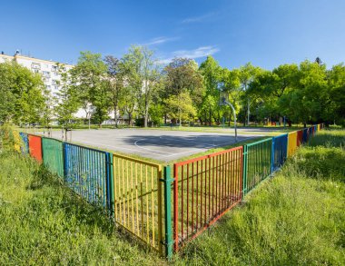  Polonya 'nın Krakow şehrinde Nowa Huta bölgesi. Şehir parkında renkli çitler, oyun alanı, dinlenme alanı