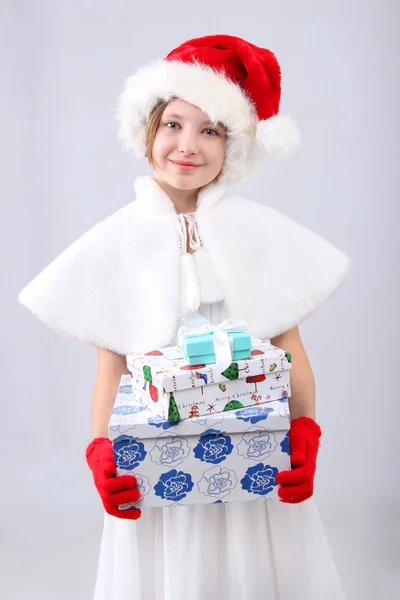 Zblízka portrétní šťastná mladá holčička drží dary — Stock fotografie