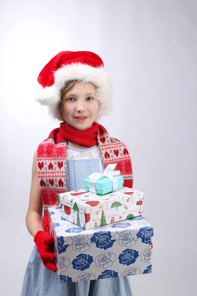 Mladá holčička drží vánoční dárek — Stock fotografie