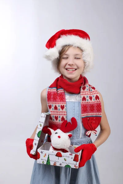 Usmívající se mladá holčička držící vánoční dárek — Stock fotografie
