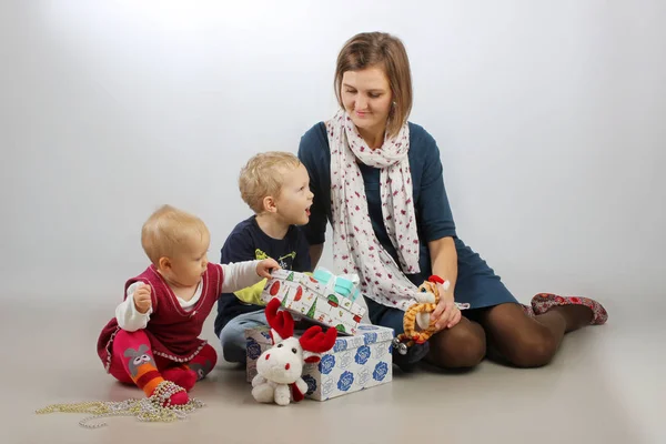 Mère jouant avec son fils et sa fille . — Photo