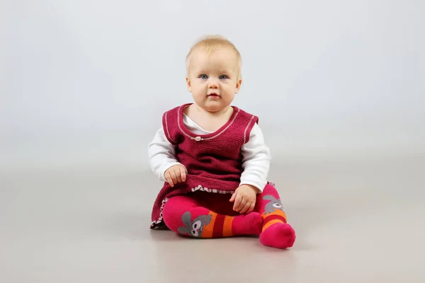 Süßes kleines Mädchen im roten Kleid. — Stockfoto