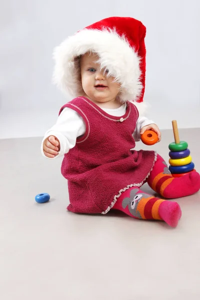 Adorável bebê menina em vestido vermelho abrindo presentes de Natal . — Fotografia de Stock