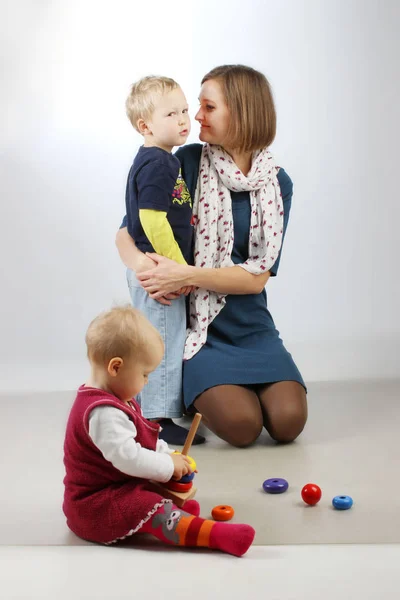 Madre jugando con su pequeña hija y su hijo . — Foto de Stock