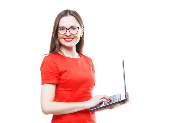 Щаслива молода жінка в червоній сукні тримає ноутбук . — стокове фото