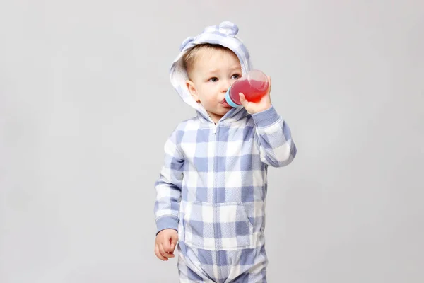 Aufnahme eines kleinen Jungen, der aus einem Schluck trinkt. — Stockfoto