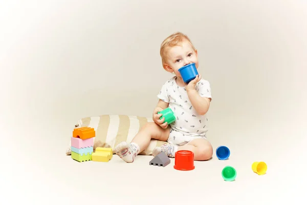 Entzückender kleiner Junge spielt mit einigen Spielzeugen. — Stockfoto