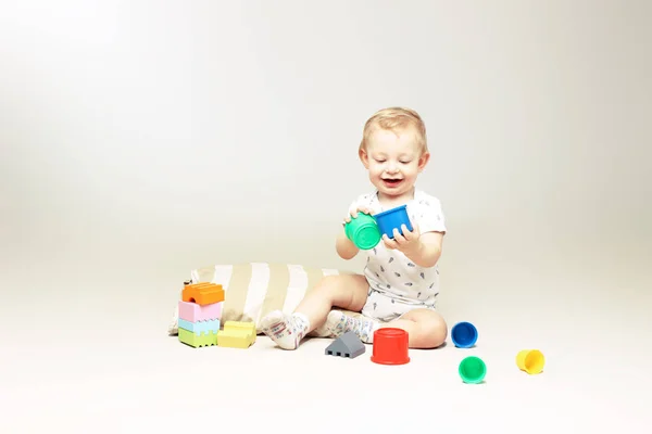 Menino feliz brincando com alguns brinquedos . — Fotografia de Stock