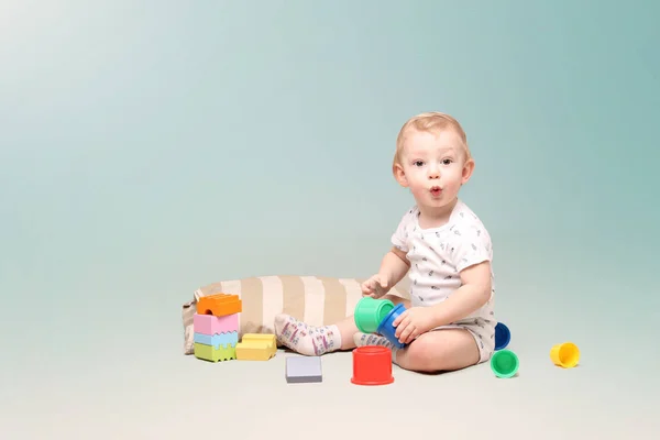 Adorable bébé garçon jouant des jouets . — Photo