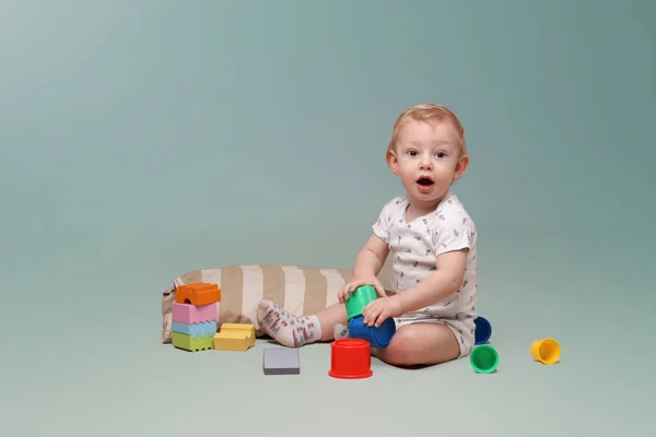 Adorable bébé garçon jouer avec certains jouets . — Photo