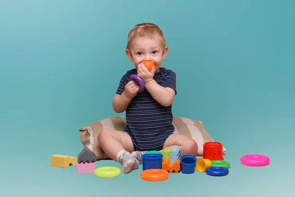 Entzückender kleiner Junge spielt mit einigen Spielzeugen. — Stockfoto