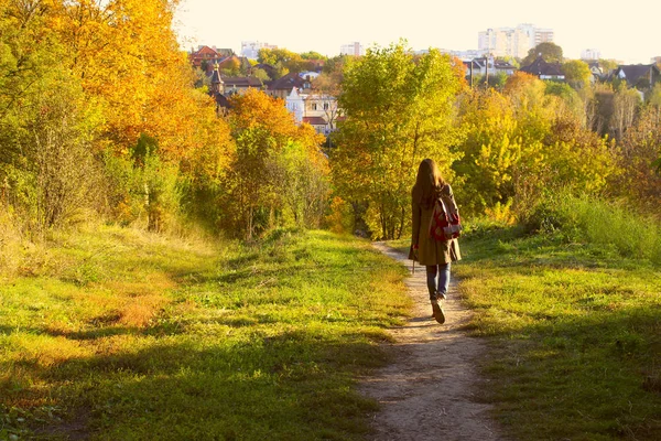 Fotografía de una atractiva joven en el parque en un día de otoño. —  Fotos de Stock