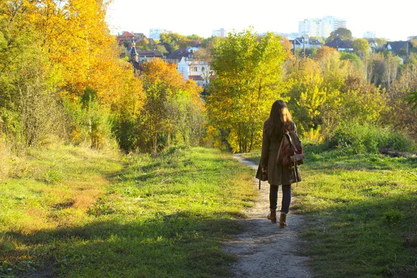 Atractiva joven mujer caminando en el bosque . —  Fotos de Stock