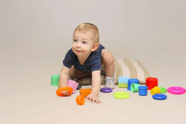 Niedlicher kleiner Junge beim Spielen. — Stockfoto