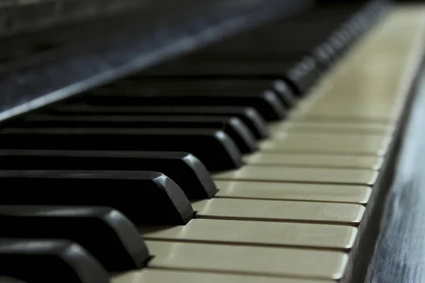 Cortado tiro de un piano viejo . —  Fotos de Stock