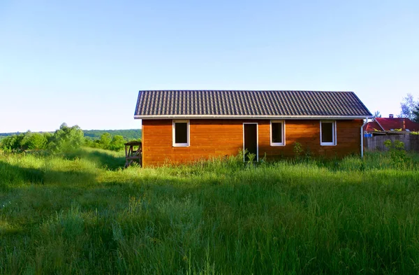 Casa de madera en el campo . — Foto de Stock