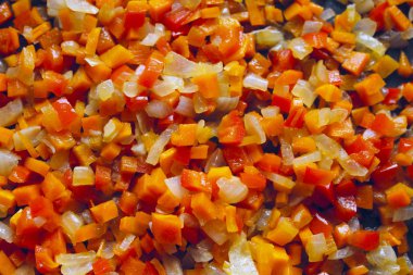  tavada kızartılmış karışık sebze.