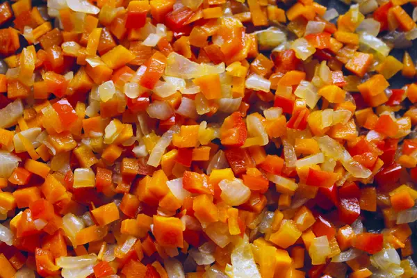  tavada kızartılmış karışık sebze.