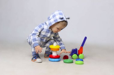  oynayan erkek bebek.