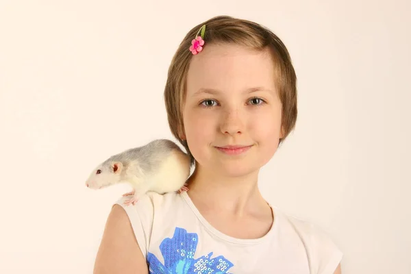 Recortado tiro de linda niña y su mascota. Niña y rata . — Foto de Stock