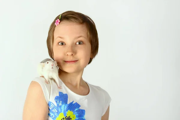 Retrato de uma menina bonita com seu rato de estimação . — Fotografia de Stock