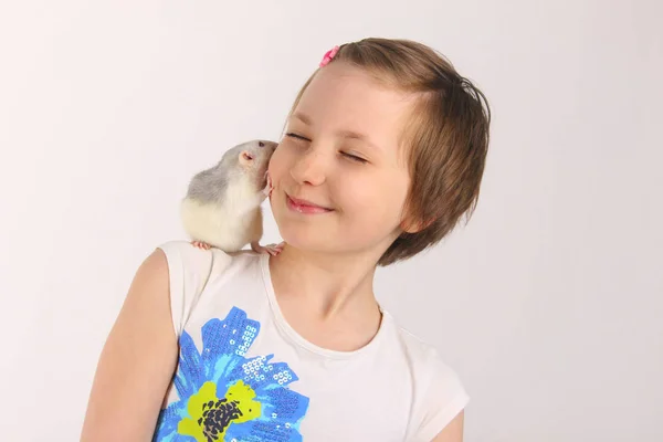 Portret całkiem młoda dziewczyna z jej pieścić szczur — Zdjęcie stockowe