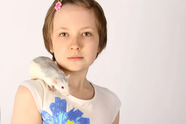 Retrato de una bonita joven con su rata mascota — Foto de Stock