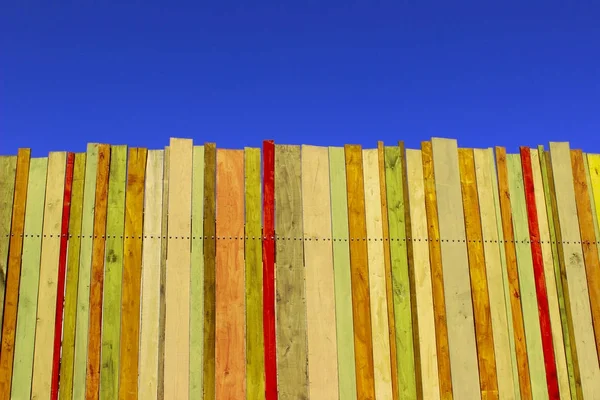 Nahaufnahme von bunter Holzwand und blauem Himmel. — Stockfoto