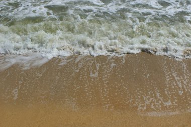 Doğal arka plan Texture.Soft okyanus dalgası Sandy Beach arka plan üzerinde. Yumuşak dalgalar Sandy Beach üzerinde. Metin için yer ile doğal arka plan.