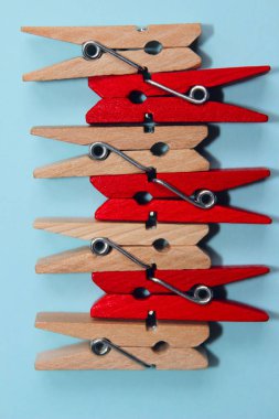 Giyim için renkli mandal kümesi. Arka planlar, dokular, temizleme ve yıkama, ev kavramı. Kopyalama alanının çok ahşap nesnelerle renkli arka plan. Ahşap Peg.Colored Clothespegs stüdyo çekim.