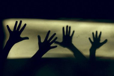 Arka plan. Duvardaki büyük bir el siyah gölgeler. Ellerini duvara silüeti. Çocuklarda kabuslar. Korkunç rüyalar.