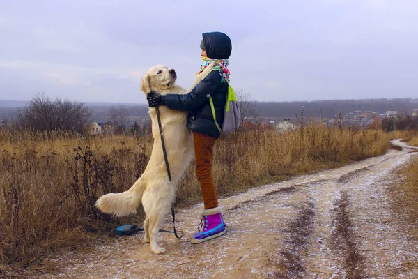 Sahibi Ile Oynayan Köpek Genç Kız Evde Beslenen Hayvan Onun — Stok fotoğraf