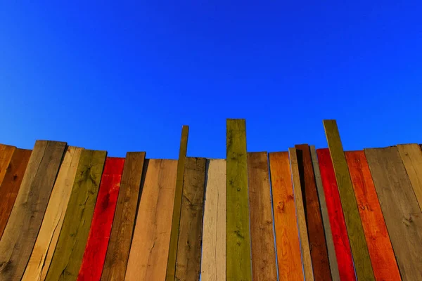 Veelkleurige Houten Muur Blauwe Hemel Een Gekleurde Muur Van Hout — Stockfoto