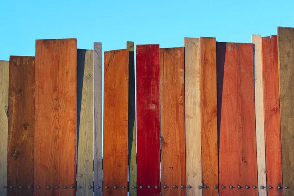 Veelkleurige Houten Muur Blauwe Hemel Een Gekleurde Muur Van Hout — Stockfoto