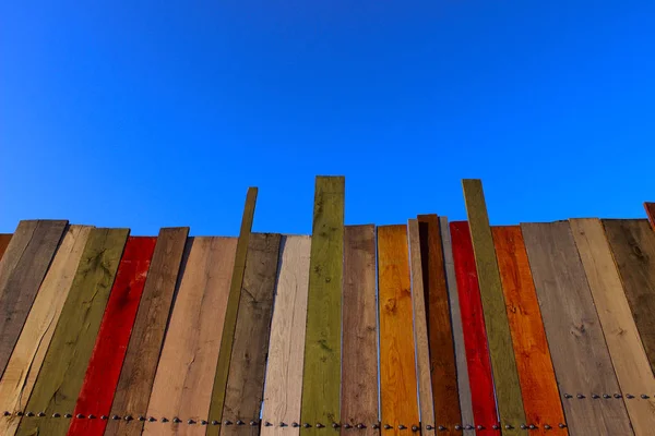 Veelkleurige Houten Muur Blauwe Hemel Een Gekleurde Muur Van Hout — Stockfoto