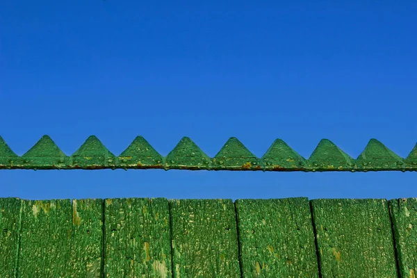 Holzmaterial Hintergrund Für Vintage Tapeten Grüner Holzzaun Blauer Himmel Hölzerner — Stockfoto