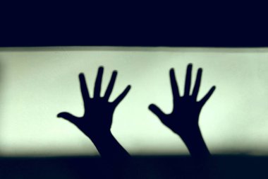Arka plan. Ellerini duvara siyah gölgeler. Ellerini duvara silüeti. Çocuklarda kabuslar. Korkunç Dreams.Hands siluet.