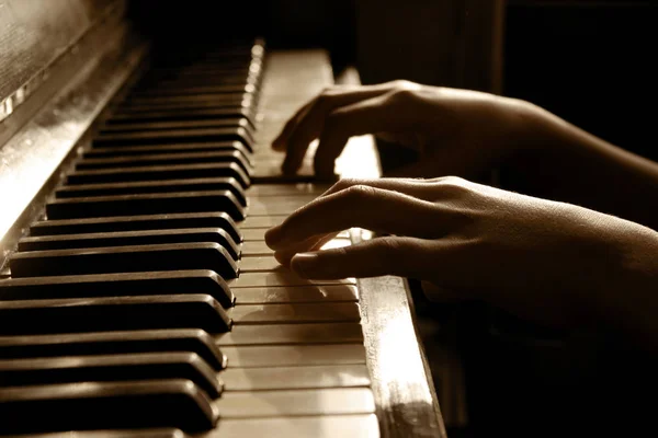 若い女の子が熱心にピアノを弾きます ピアノを弾く少女のショットをトリミングしました ピアニストの手のビューをトリミング — ストック写真