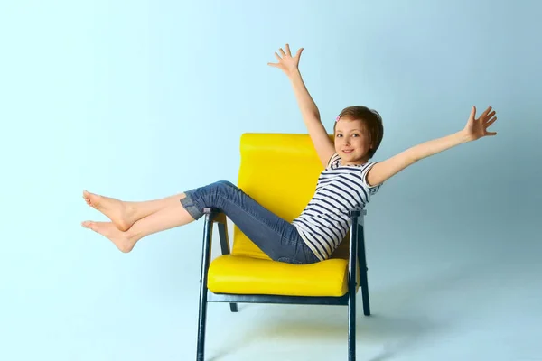 Cute Młoda Dziewczyna Sobie Niebieskie Dżinsy Shirt Paski Siedząc Żółty — Zdjęcie stockowe