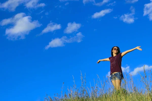 Retrato Una Joven Despreocupada Atractiva Aire Libre Sobre Fondo Azul —  Fotos de Stock