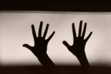 Arka plan. Duvardaki büyük bir el siyah gölgesi. Duvardaki bir el silüeti. Çocuklarda kabuslar. Korkunç rüyalar.