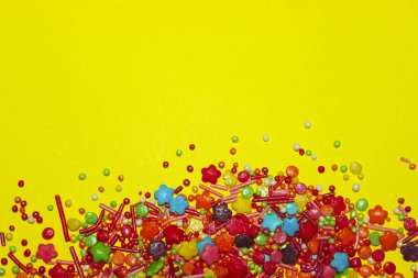 Renkli arka plan. Kopya alanı için Text.Many çok renkli bir sürü sarı arka plan üzerinde renkli şeker şeker sarı Background.Closeup çok renkli küçük şeker, tatlılar.