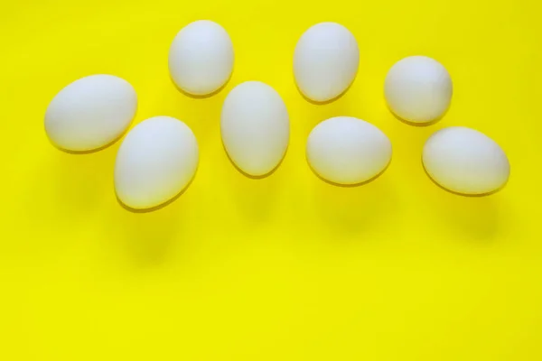 Uova Gallina Bianca Sfondo Giallo Ingredienti Alimentari Colazione Concetto Pasqua — Foto Stock