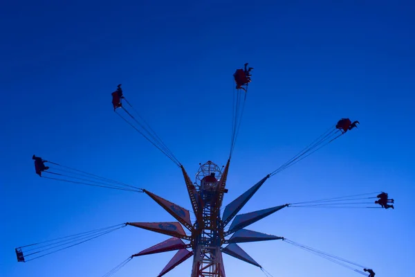 Silhouettes People Carousel Amusement Park View Cropped Shot Extreme Attraction — Stock Photo, Image