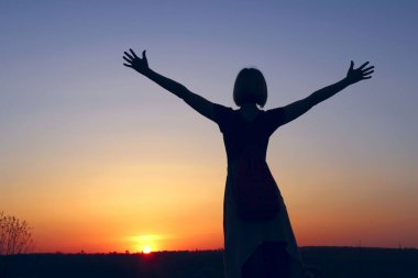 İnsanlar, özgürlük, seyahat, genç bir kadının ellerini havaya kaldırmış batımında, soyut Concept.Silhouette Shot.Shot Sunset.Goodbye Sunlight.Hello karşı sahilde kaygısız bir kadının güneş kırpılmış.!