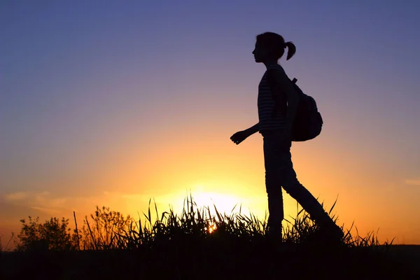 Personas Adolescentes Senderismo Concepto Viaje Silueta Una Joven Cima Una —  Fotos de Stock