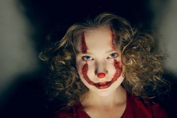 Portrait Horizontal Une Adolescente Avec Vilain Clown Maquillé Halloween Cauchemars — Photo