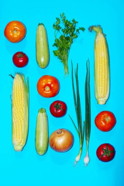 Mavi arka planda renkli sebzeler. Sağlıklı gıda konsepti. Soyut gıda arkaplanı.