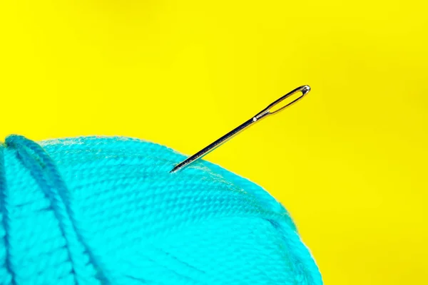 Imagem Borrada Cabeça Azul Agulha Sobre Fundo Amarelo Espaço Para — Fotografia de Stock